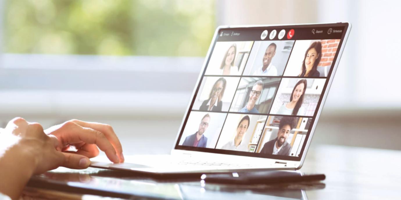 Teilnehmer arbeiten an Motion Graphics Projekten